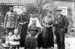 Hoek van der Bastiaantje 1845-1931 (midden met familie).jpg